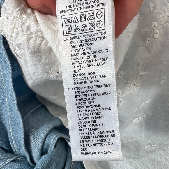 Denim Sleeveless Button-Up Top - Picture 4 of 4